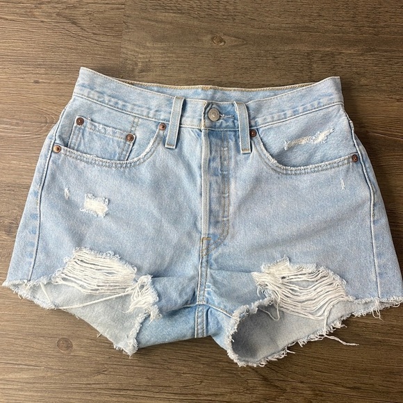 Levi’s Women’s High Rise 501 Light Wash Distressed Jean Denim Shorts, size 26 - Picture 3 of 13